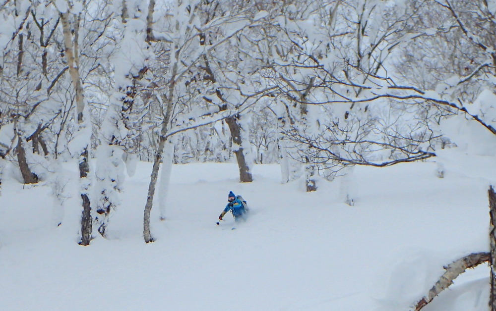 北海道の雪山を登る参加者